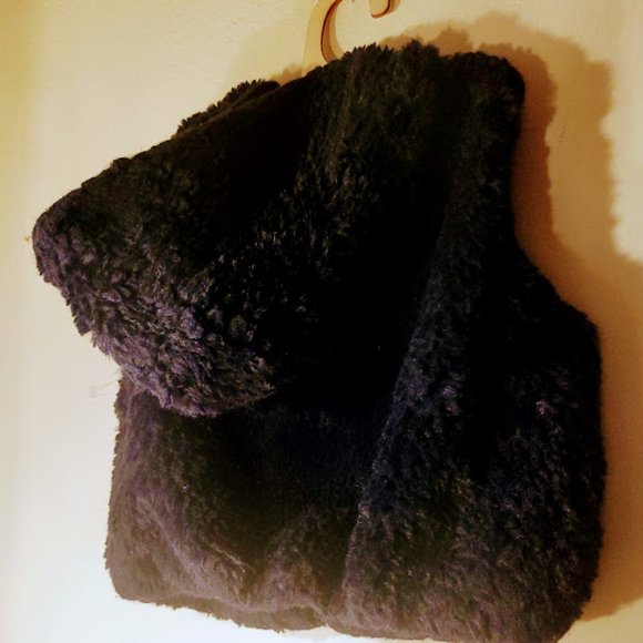 Tommy Hilfiger Child's fluffy black hooded vest. Size 2 - Picture 5 of 8